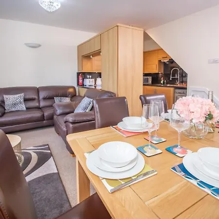 Apartment Fantastic 4-bedroom Serviced And Parking Bristol