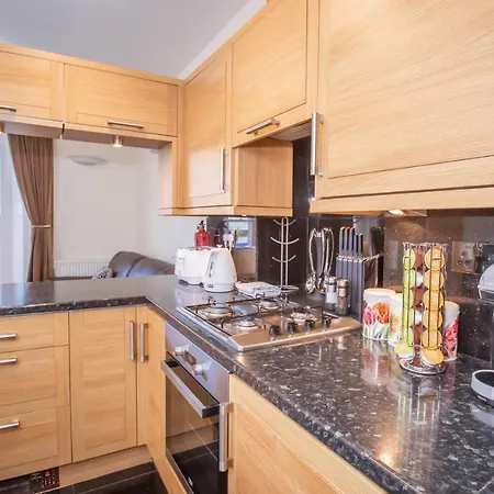 Fantastic 4-bedroom Serviced And Parking * Bristol