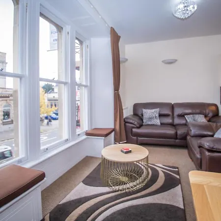 Fantastic 4-bedroom Serviced And Parking *