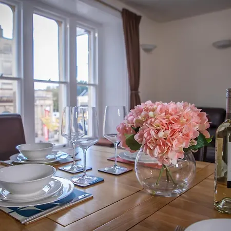 Fantastic 4-bedroom Serviced And Parking Bristol