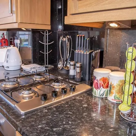 Fantastic 4-bedroom Serviced And Parking Bristol