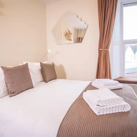 Fantastic 4-bedroom Serviced And Parking Daire *