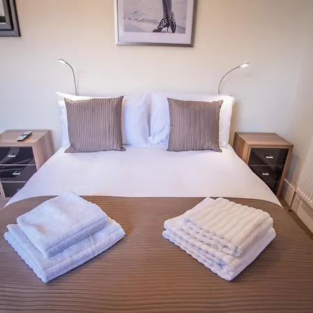 Fantastic 4-bedroom Serviced And Parking Daire Bristol