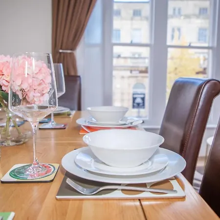 Fantastic 4-bedroom Serviced And Parking Daire Bristol