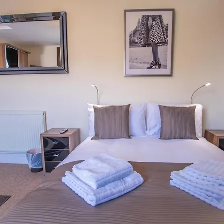 Fantastic 4-bedroom Serviced And Parking Daire Bristol