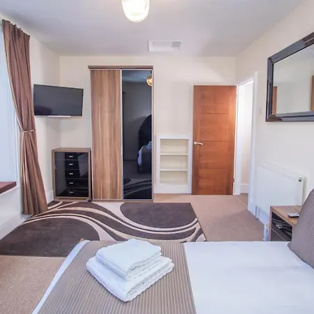 Fantastic 4-bedroom Serviced And Parking