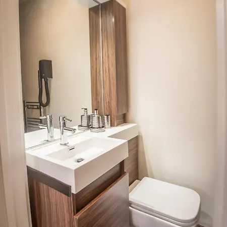 Fantastic 4-bedroom Serviced And Parking * Bristol