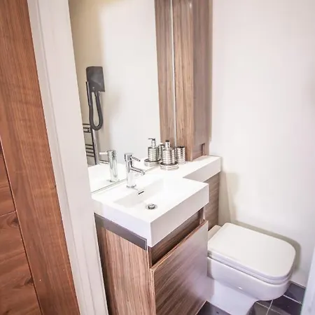Fantastic 4-bedroom Serviced And Parking Daire